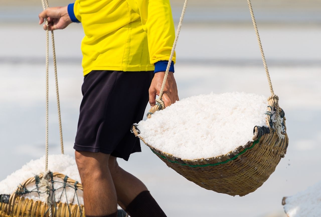 Petambak mengangkut garam dalam bakul
